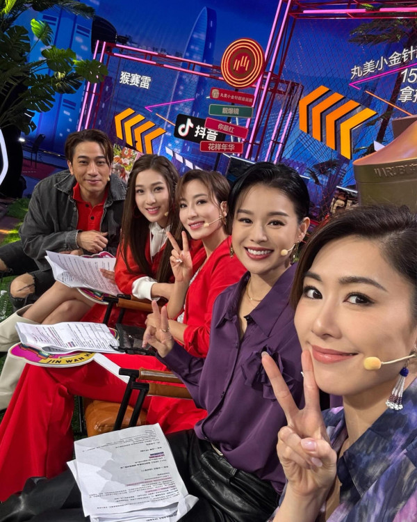 楊茜堯鍾嘉欣自信素顏合照曝真面目！相差5年皮膚狀態惹網民激辯：佢贏