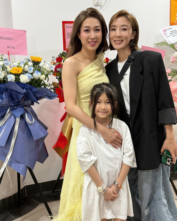 楊茜堯鍾嘉欣自信素顏合照曝真面目！相差5年皮膚狀態惹網民激辯：佢贏