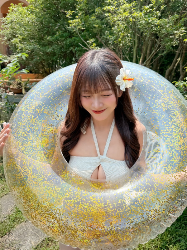 冼迪琦性感泳衣照正面大解放惹暴動！邪惡開大窿露深溝逼爆水泡極震撼