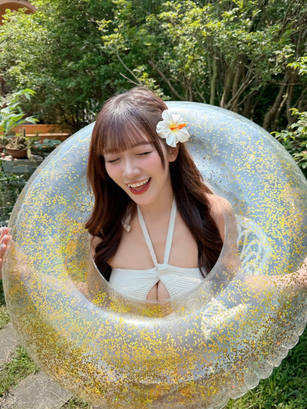 冼迪琦性感泳衣照正面大解放惹暴動！邪惡開大窿露深溝逼爆水泡極震撼