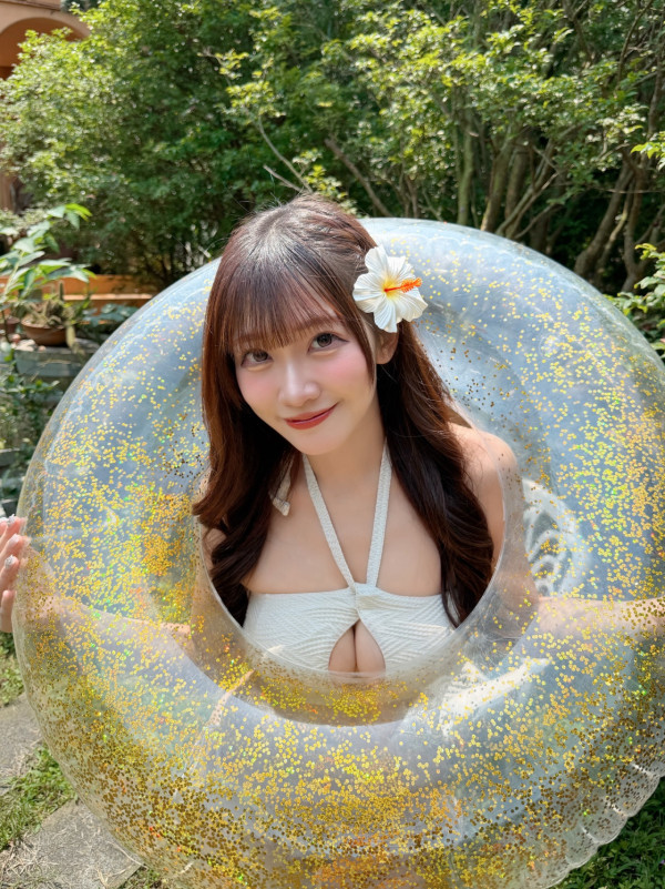 冼迪琦性感泳衣照正面大解放惹暴動！邪惡開大窿露深溝逼爆水泡極震撼