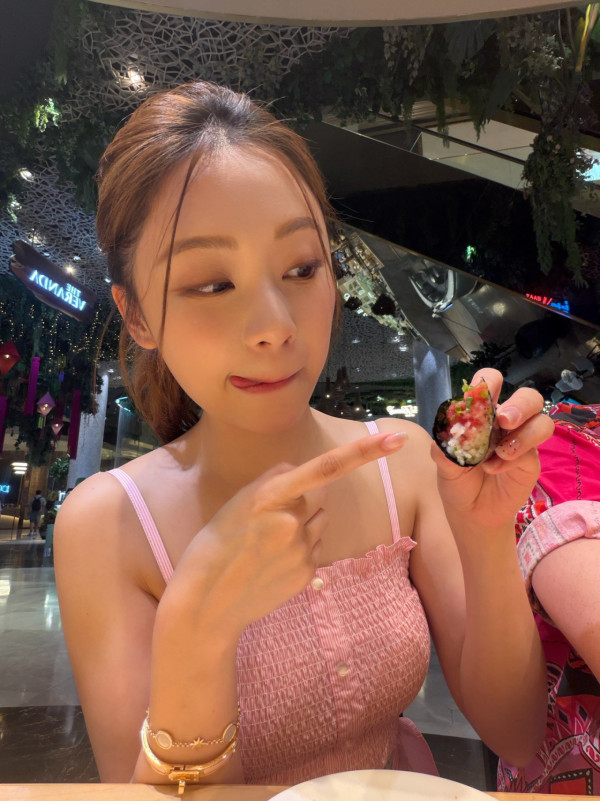 葉蒨文拍拖後罕有性感解放胸形畢露！中門大開直達肚臍拋窒網民：意大利人望到實
