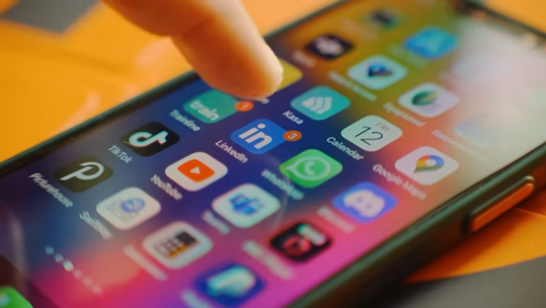 Ryan Roslansky 引用 LinkedIn 最新數據指出,全球入門級職位的招聘率確實下降約 12%。圖片來源:YouTube@Silicon Valley Girl