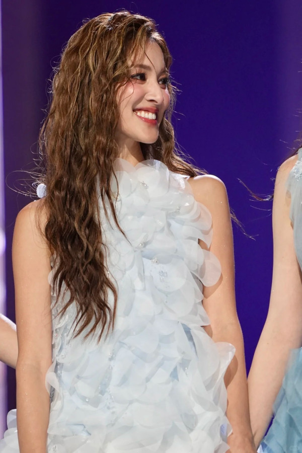 乘風2026｜陳凱琳初舞台盛世美顏驚艷內地 網民激讚混血樣封「迪麗熱巴接班人」