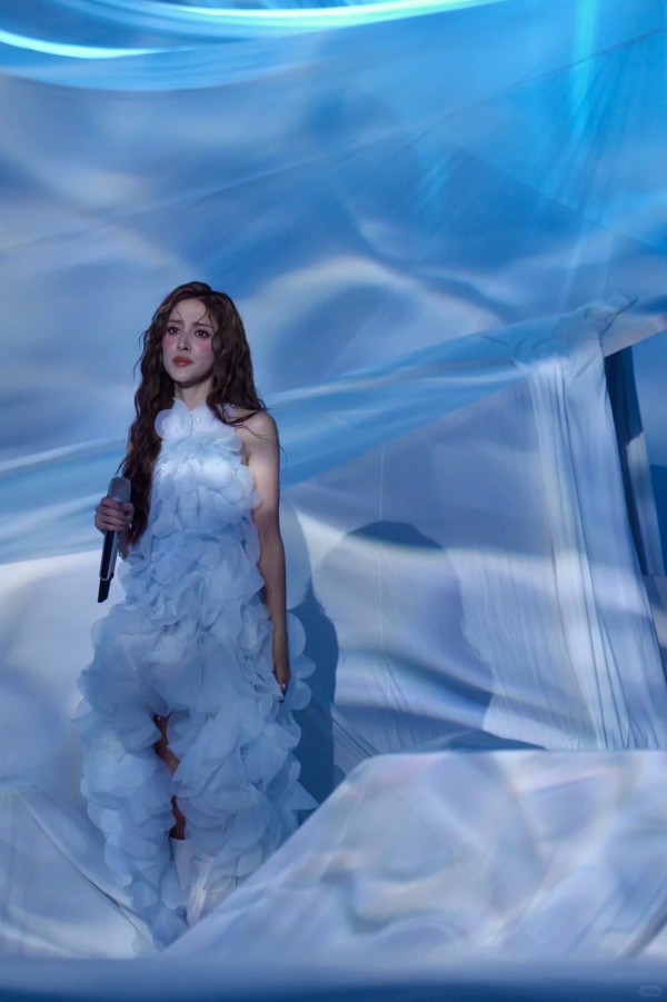 乘風2026｜陳凱琳初舞台盛世美顏驚艷內地 網民激讚混血樣封「迪麗熱巴接班人」