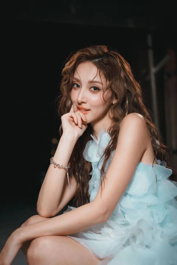 乘風2026｜陳凱琳初舞台盛世美顏驚艷內地 網民激讚混血樣封「迪麗熱巴接班人」