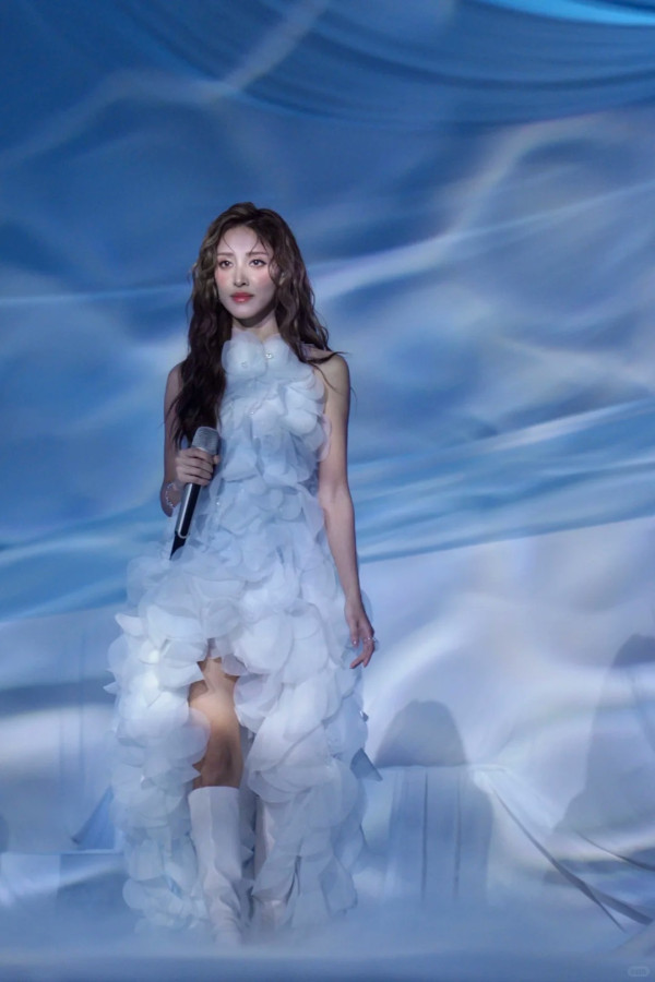 乘風2026｜陳凱琳初舞台盛世美顏驚艷內地 網民激讚混血樣封「迪麗熱巴接班人」