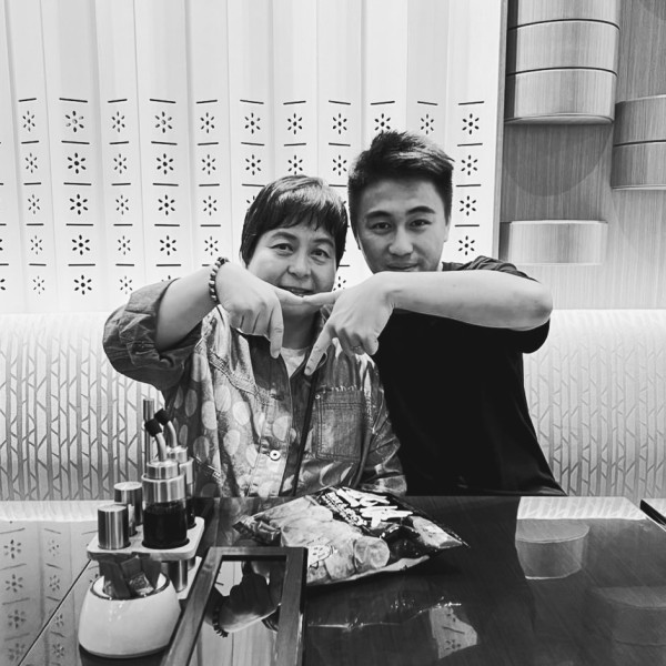 賭王二房女兒何超蕸逝世 四房何猷君貼合照痛別家姐：她是真正的戰士