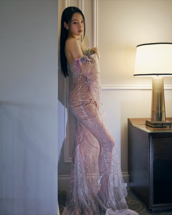 炎明熹激罕透視低胸形象性感大革新 離巢後狹路相逢世紀同場高層樂易玲