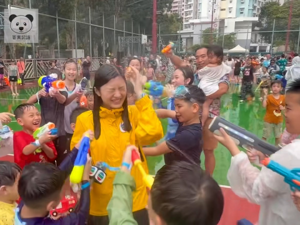 TVB女記者陳尚萱九龍城潑水節被圍攻潑水 被膠桶笠頭當場求饒：唔好淋我住！