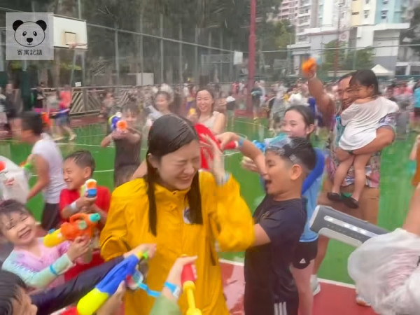 TVB女記者陳尚萱九龍城潑水節被圍攻潑水 被膠桶笠頭當場求饒：唔好淋我住！