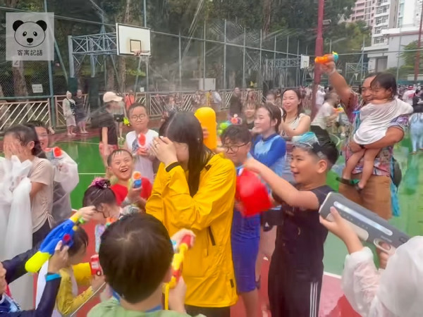 TVB女記者陳尚萱九龍城潑水節被圍攻潑水 被膠桶笠頭當場求饒：唔好淋我住！