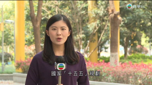 TVB女記者陳尚萱九龍城潑水節被圍攻潑水 被膠桶笠頭當場求饒：唔好淋我住！