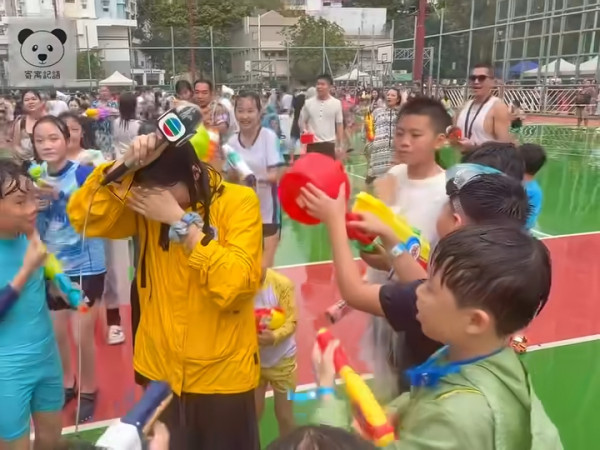 TVB女記者陳尚萱九龍城潑水節被圍攻潑水 被膠桶笠頭當場求饒：唔好淋我住！