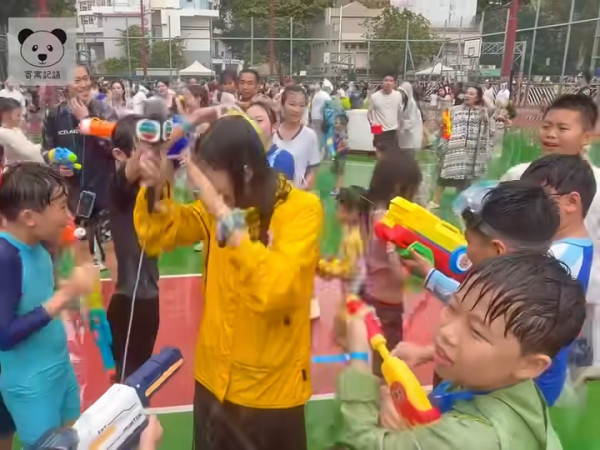 TVB女記者陳尚萱九龍城潑水節被圍攻潑水 被膠桶笠頭當場求饒：唔好淋我住！