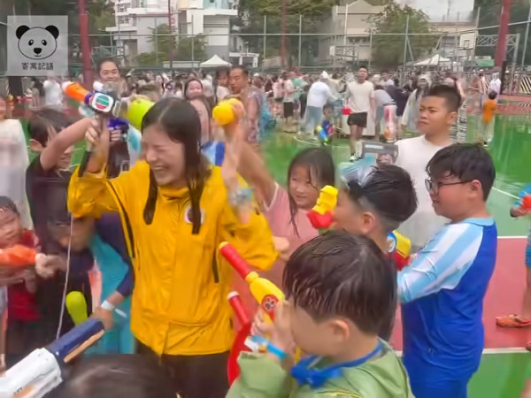 TVB女記者陳尚萱九龍城潑水節被圍攻潑水 被膠桶笠頭當場求饒：唔好淋我住！