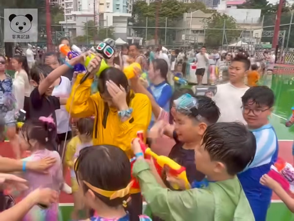 TVB女記者陳尚萱九龍城潑水節被圍攻潑水 被膠桶笠頭當場求饒：唔好淋我住！