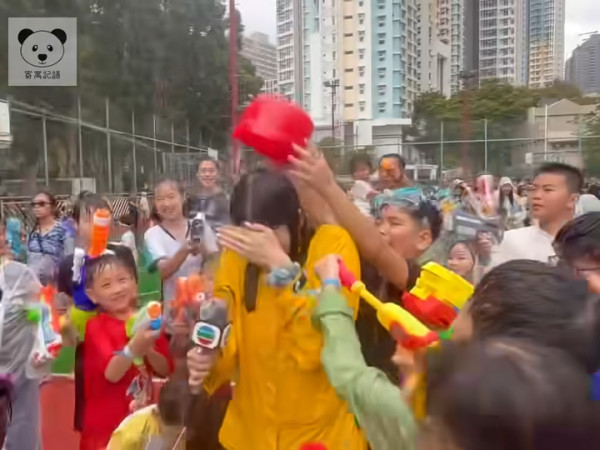 TVB女記者陳尚萱九龍城潑水節被圍攻潑水 被膠桶笠頭當場求饒：唔好淋我住！