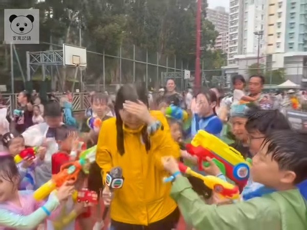 TVB女記者陳尚萱九龍城潑水節被圍攻潑水 被膠桶笠頭當場求饒：唔好淋我住！