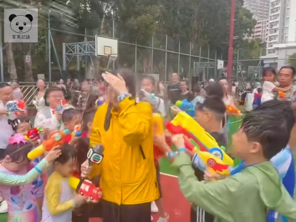 TVB女記者陳尚萱九龍城潑水節被圍攻潑水 被膠桶笠頭當場求饒：唔好淋我住！