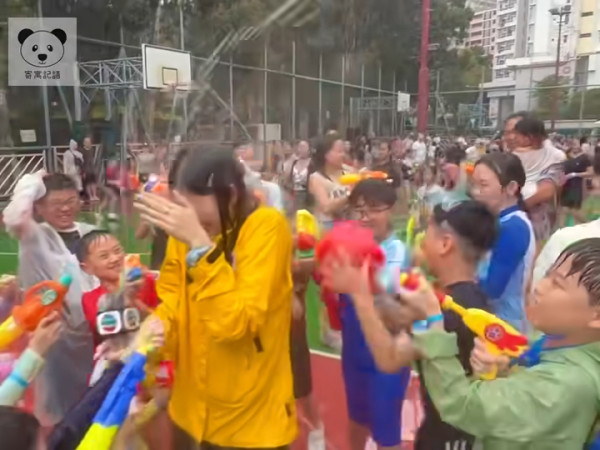 TVB女記者陳尚萱九龍城潑水節被圍攻潑水 被膠桶笠頭當場求饒：唔好淋我住！