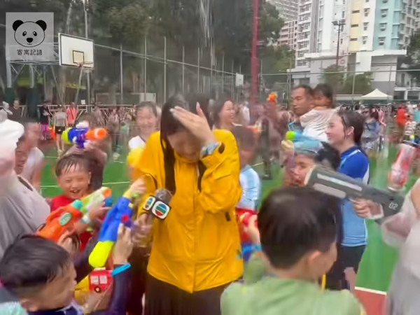 TVB女記者陳尚萱九龍城潑水節被圍攻潑水 被膠桶笠頭當場求饒：唔好淋我住！