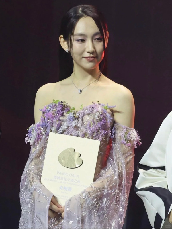 炎明熹激罕透視低胸形象性感大革新 離巢後狹路相逢世紀同場高層樂易玲