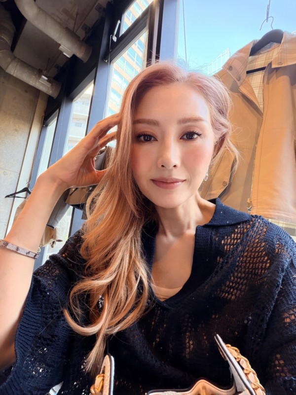 李嘉欣再染髮全頭粉金髮色超破格！網民狠批與真實年齡不符：反而好顯老