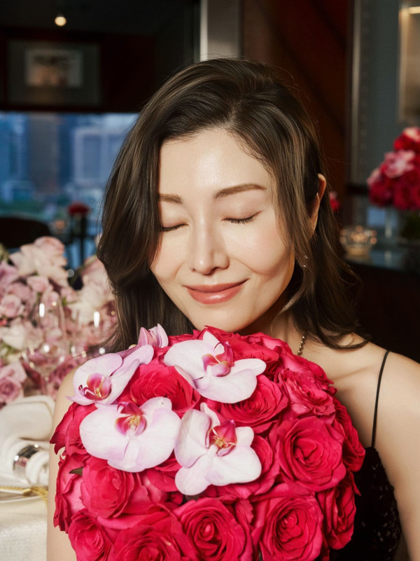 李嘉欣再染髮全頭粉金髮色超破格!網民狠批與真實年齡不符:反而好顯老