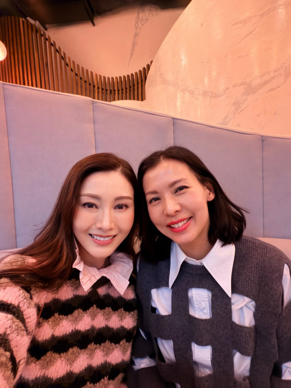 55岁李嘉欣疑真空上阵惊险离罩走光！侧身大挖空暴露出胸型险春光乍泄