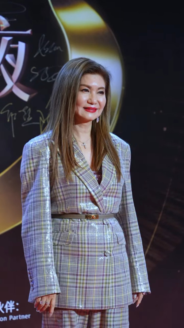 炎明熹激罕透視低胸形象性感大革新 離巢後狹路相逢世紀同場高層樂易玲