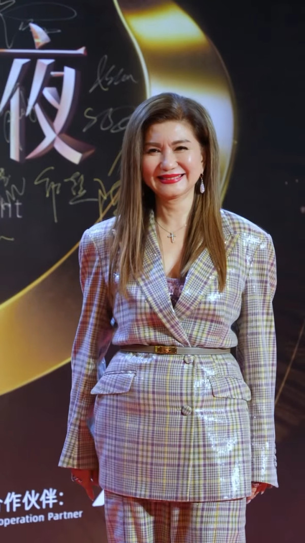 炎明熹激罕透視低胸形象性感大革新 離巢後狹路相逢世紀同場高層樂易玲