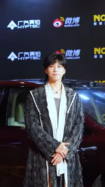 炎明熹激罕透視低胸形象性感大革新 離巢後狹路相逢世紀同場高層樂易玲