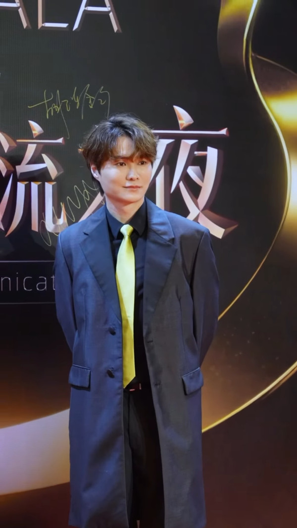 炎明熹激罕透視低胸形象性感大革新 離巢後狹路相逢世紀同場高層樂易玲