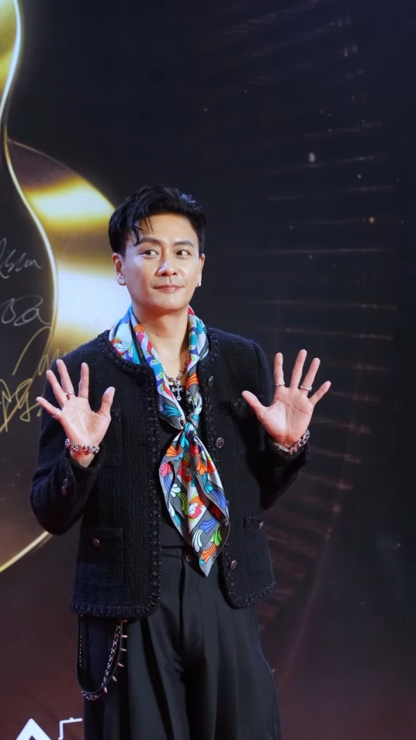 炎明熹激罕透視低胸形象性感大革新 離巢後狹路相逢世紀同場高層樂易玲