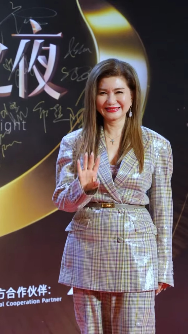 炎明熹激罕透視低胸形象性感大革新 離巢後狹路相逢世紀同場高層樂易玲