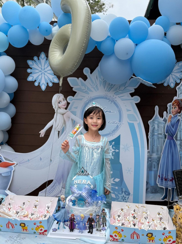 楊茜堯囡囡6歲生日全家福曝光!小珍珠驚人美貌如真人洋娃娃!網民激讚靚到好似AI