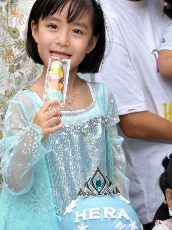 楊茜堯囡囡6歲生日全家福曝光!小珍珠驚人美貌如真人洋娃娃!網民激讚靚到好似AI