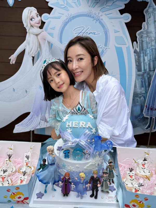 楊茜堯囡囡6歲生日全家福曝光!小珍珠驚人美貌如真人洋娃娃!網民激讚靚到好似AI