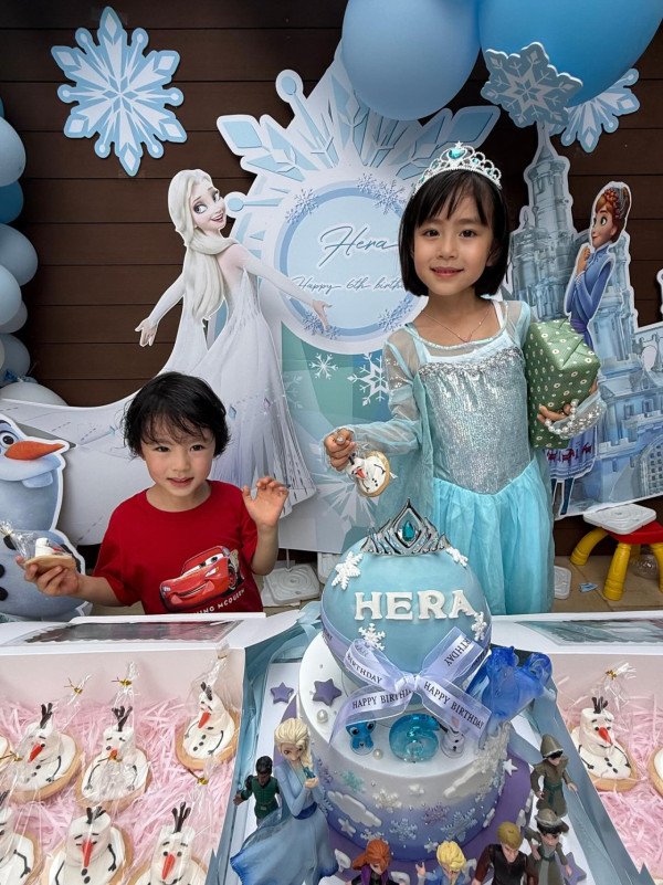 楊茜堯囡囡6歲生日全家福曝光!小珍珠驚人美貌如真人洋娃娃!網民激讚靚到好似AI