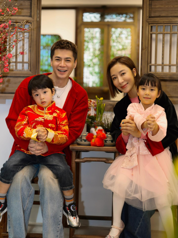 楊茜堯囡囡6歲生日全家福曝光！小珍珠驚人美貌如真人洋娃娃！網民激讚靚到好似AI