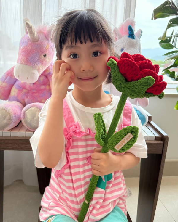 楊茜堯6歲愛女幼稚園穿畢業袍留倩影！小珍珠大眼配瓜子臉如真人洋娃娃超驚艷