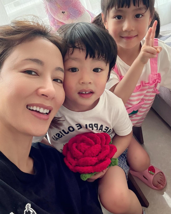 楊茜堯囡囡6歲生日全家福曝光!小珍珠驚人美貌如真人洋娃娃!網民激讚靚到好似AI