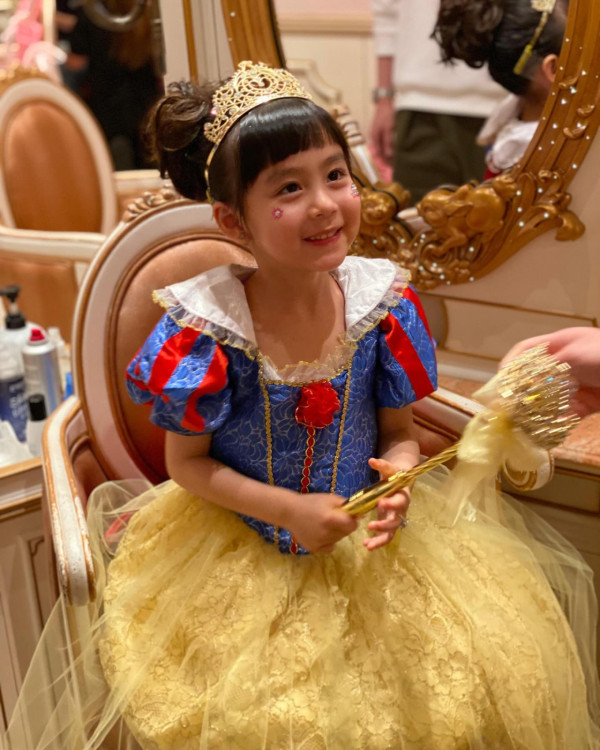 楊茜堯囡囡6歲生日全家福曝光！小珍珠驚人美貌如真人洋娃娃！網民激讚靚到好似AI