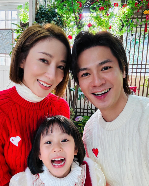 楊茜堯囡囡6歲生日全家福曝光！小珍珠驚人美貌如真人洋娃娃！網民激讚靚到好似AI