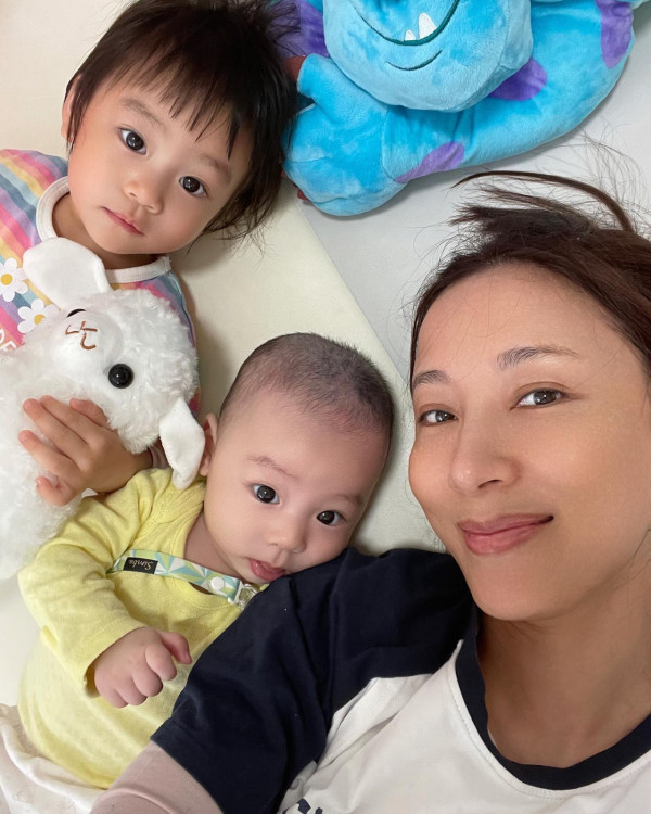 楊茜堯囡囡6歲生日全家福曝光！小珍珠驚人美貌如真人洋娃娃！網民激讚靚到好似AI