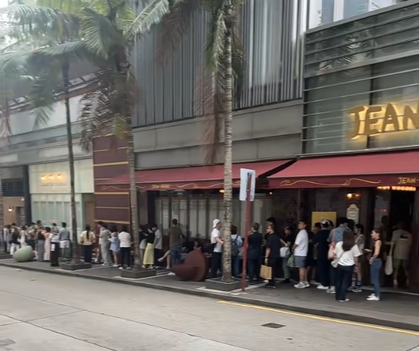 中環半山逾百人長龍排4小時？網民看傻：唔使返工咩 揭「世一」朝聖現場