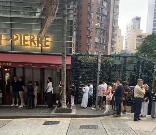 中環半山逾百人長龍排4小時?網民看傻:唔使返工咩 揭「世一」朝聖現場