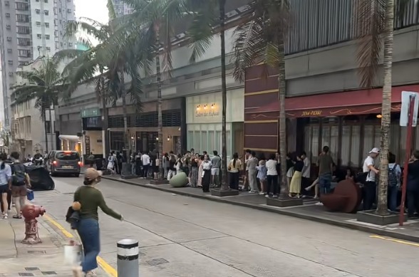 中環半山逾百人長龍排4小時?網民看傻:唔使返工咩 揭「世一」朝聖現場