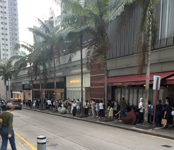 中環半山逾百人長龍排4小時？網民看傻：唔使返工咩 揭「世一」朝聖現場
